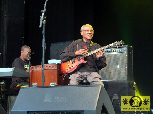 Ernest Ranglin (Jam) with Tyrone Downie and Sly and Robbie - Jamaican Legends Tour - Kulturarena, Jena  11. August 2012 (3).JPG